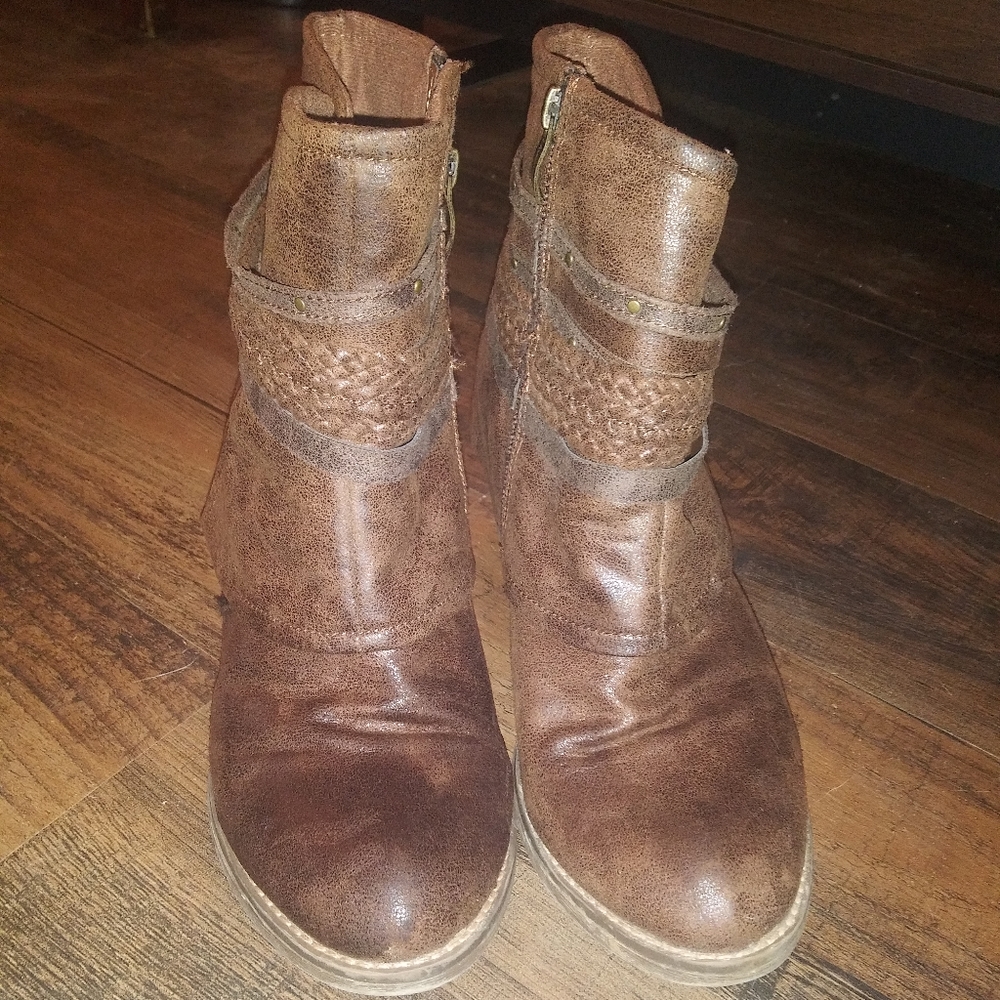 Boots - Picture 6 of 7
